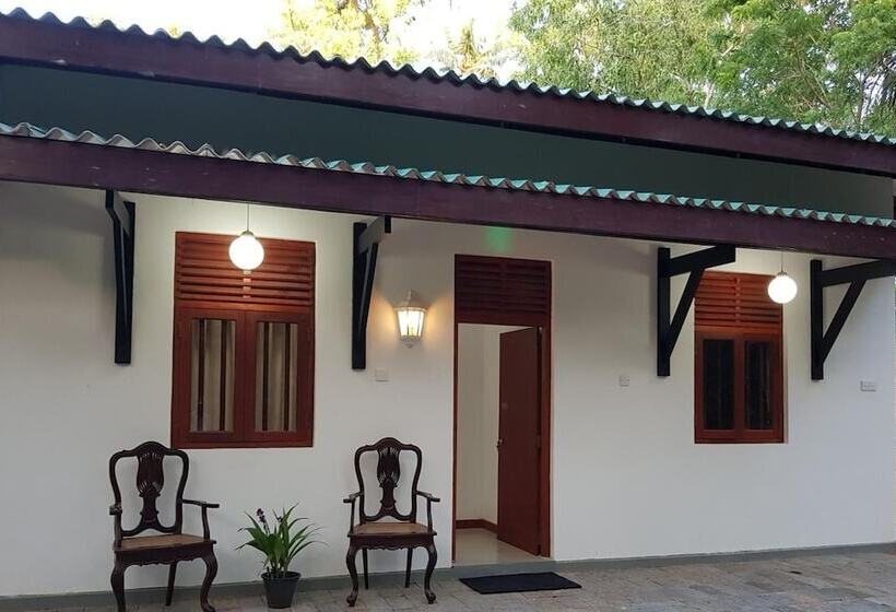 هتل The Waves Beach Chalets