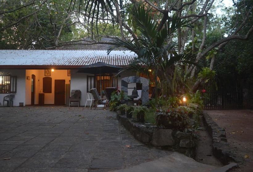 هتل The Waves Beach Chalets