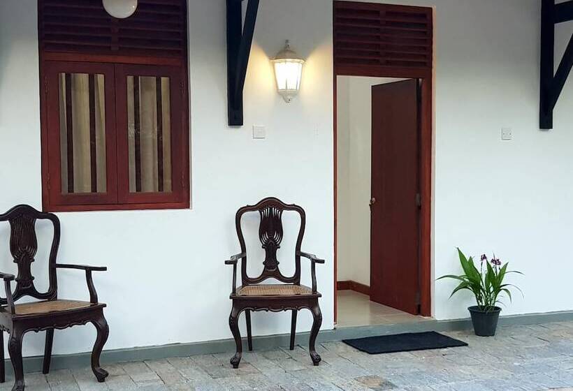 هتل The Waves Beach Chalets