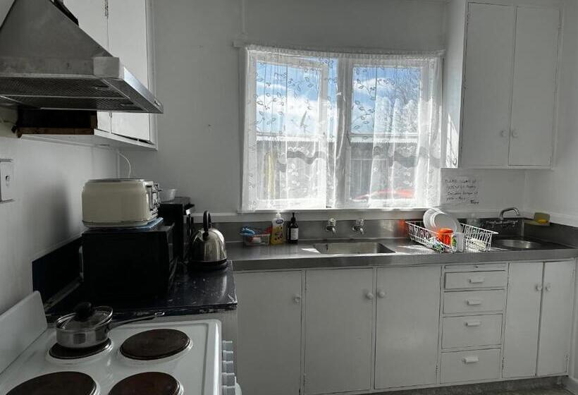 Rainbow Motel & Guest House