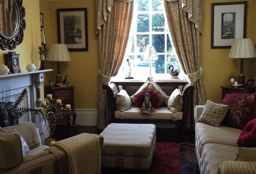 Holly House Bed & Breakfast & Apartments