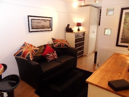 Holly House Bed & Breakfast & Apartments