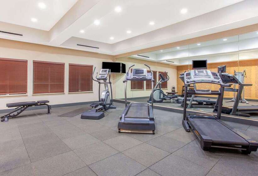 Отель La Quinta By Wyndham Gonzales Tx