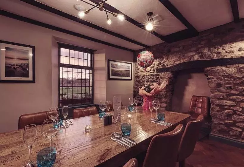Longlands Inn & Cottages