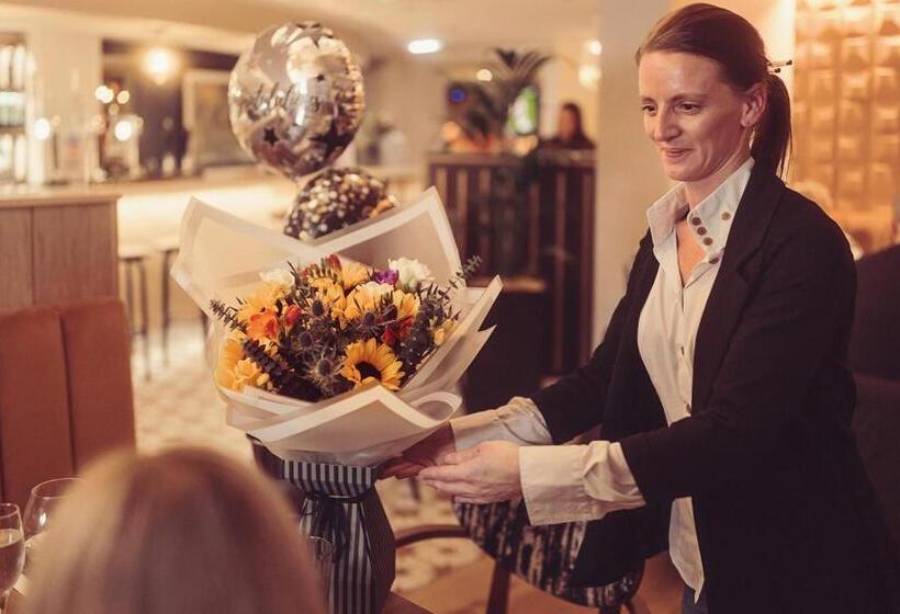 Longlands Inn & Cottages