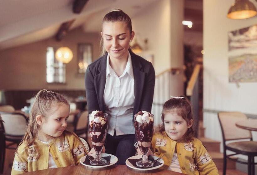 Longlands Inn & Cottages