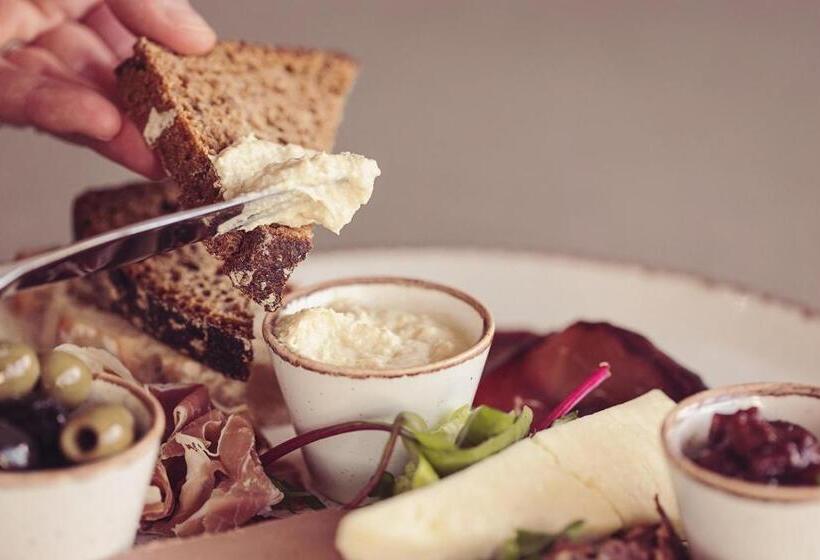 Longlands Inn & Cottages