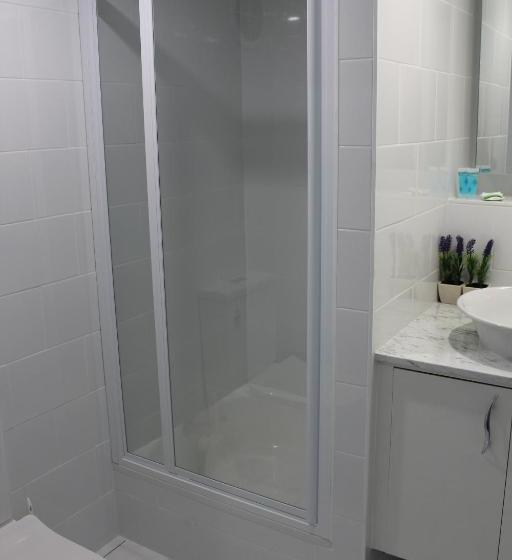 Pacific Heights Holiday Apartments & Munn S Tower House