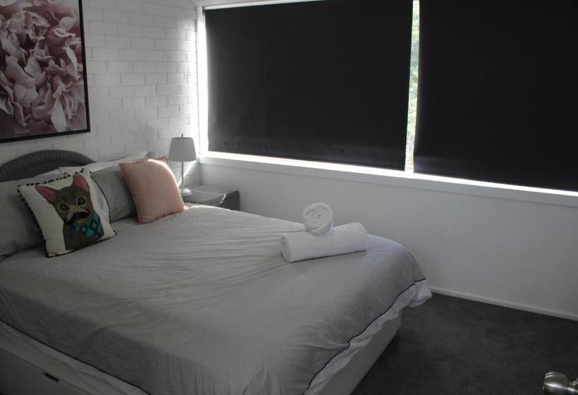 Pacific Heights Holiday Apartments & Munn S Tower House