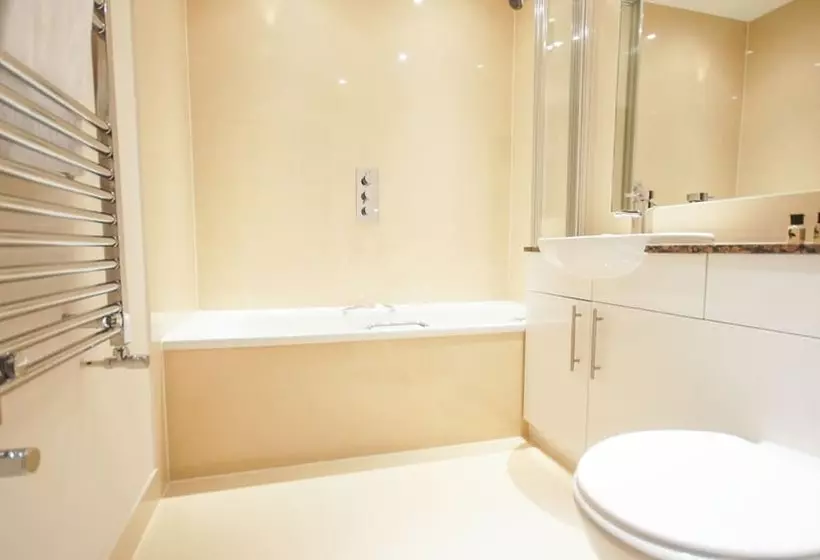 Crompton House Apartments