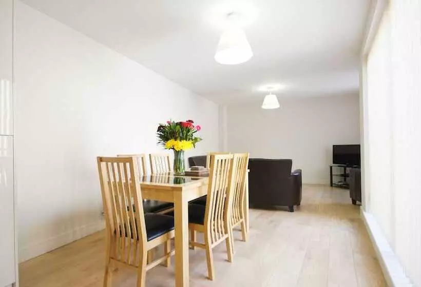 Crompton House Apartments