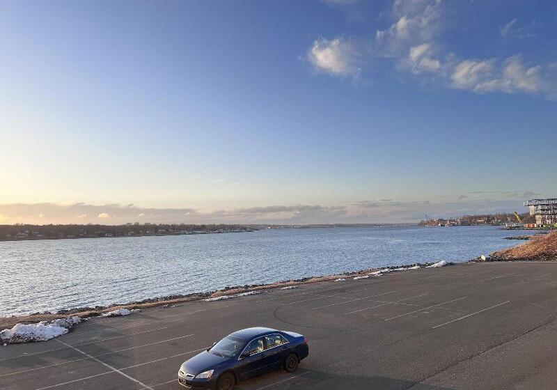 Отель Harbourview Inn And Suites