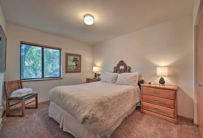 Airy Pine Escape W/ Pool Table, Near Hiking!
