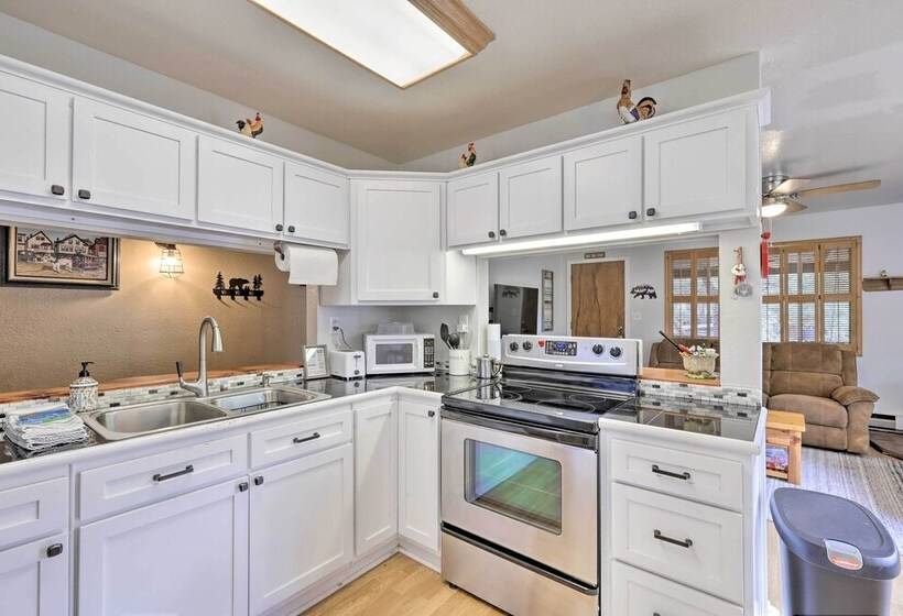 Bright Pine Cabin: Direct Trail Access & Deck!