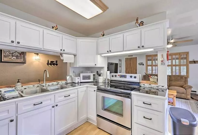 Bright Pine Cabin: Direct Trail Access & Deck!