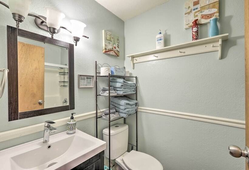 Bright Pine Cabin: Direct Trail Access & Deck!