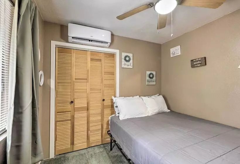 Bright Pine Cabin: Direct Trail Access & Deck!