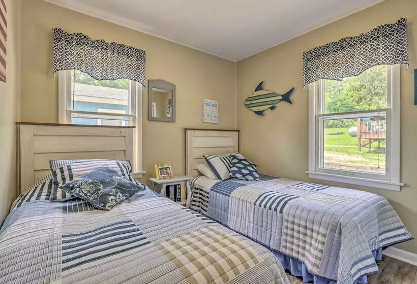 Steps To Lake: Cheerful Camdenton Cottage!