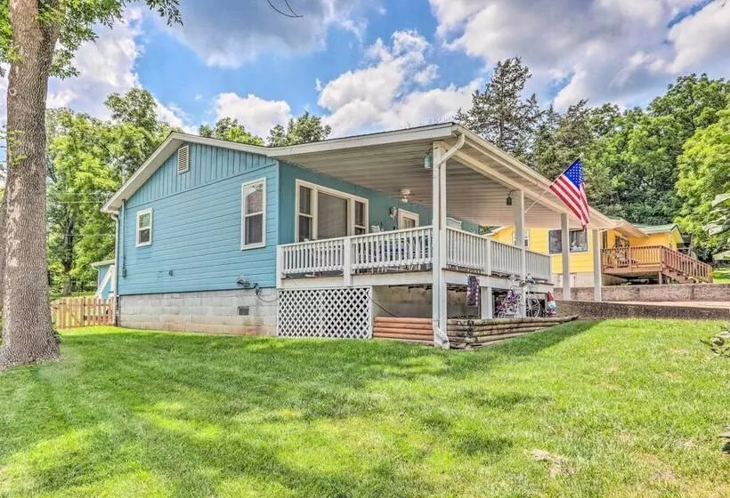 Steps To Lake: Cheerful Camdenton Cottage!