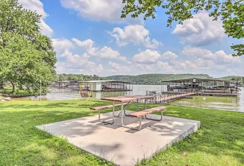 Steps To Lake: Cheerful Camdenton Cottage!