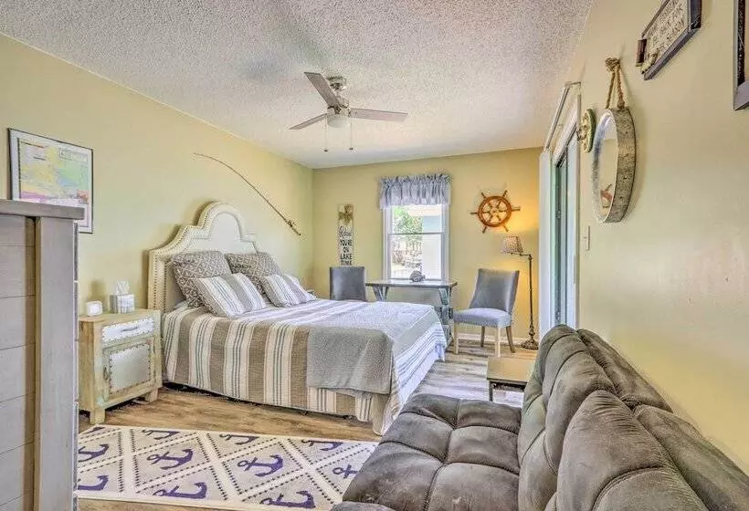 Steps To Lake: Cheerful Camdenton Cottage!