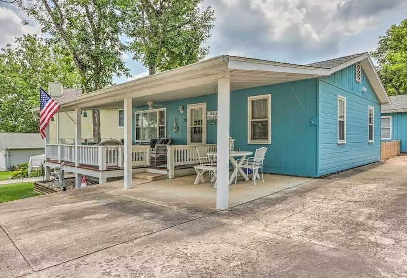 Steps To Lake: Cheerful Camdenton Cottage!