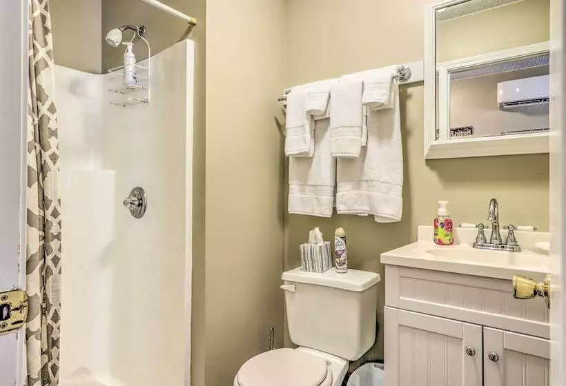 Steps To Lake: Cheerful Camdenton Cottage!