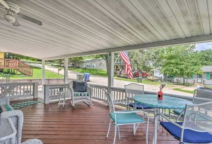 Steps To Lake: Cheerful Camdenton Cottage!