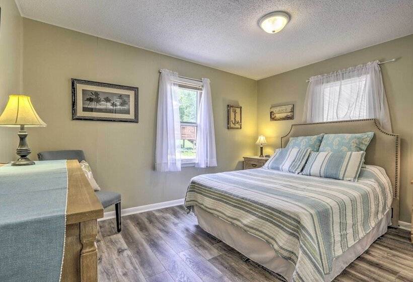 Steps To Lake: Cheerful Camdenton Cottage!