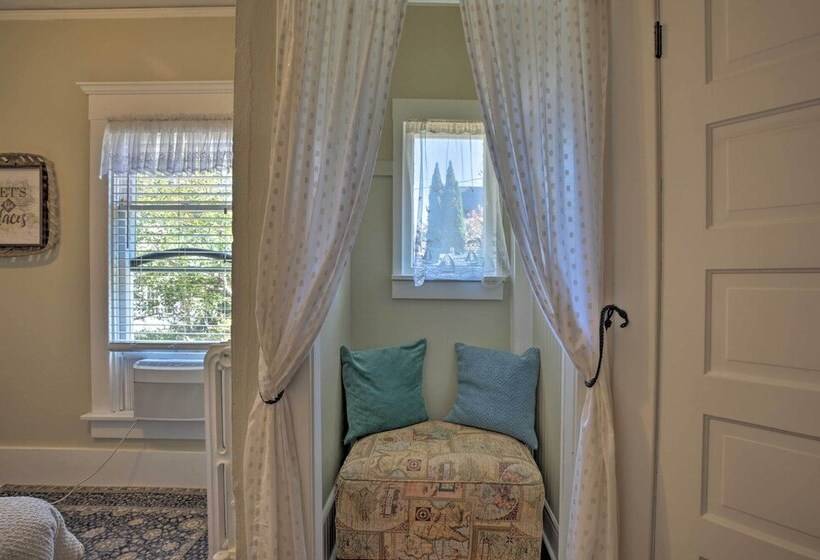 Luxe Lake Geneva Retreat In Downtown!