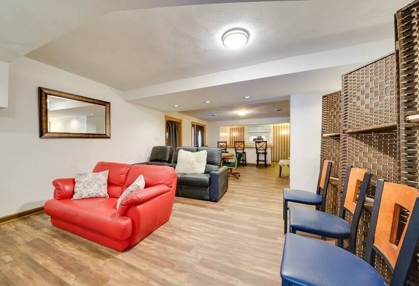 Lower Level Pittsburgh Retreat: Hot Tub + Grill!