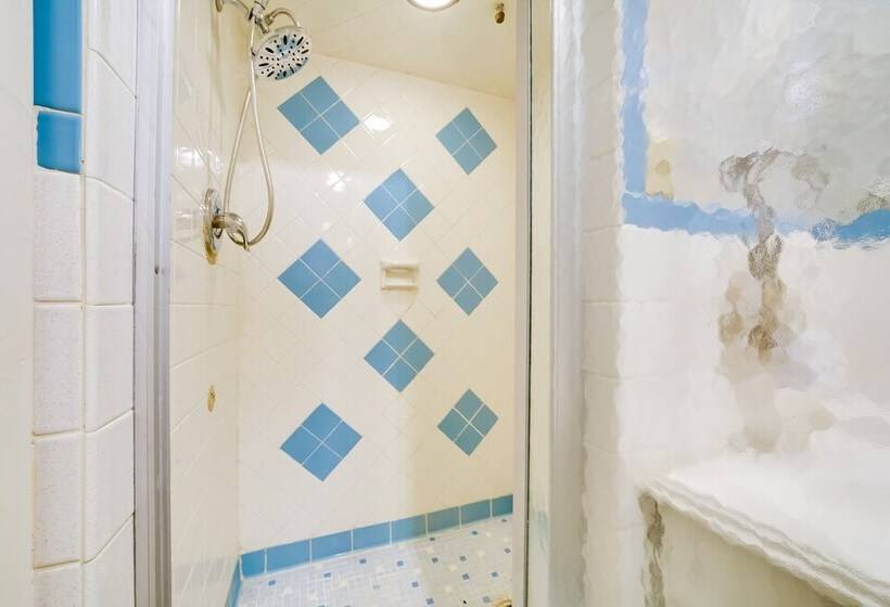 Lower Level Pittsburgh Retreat: Hot Tub + Grill!