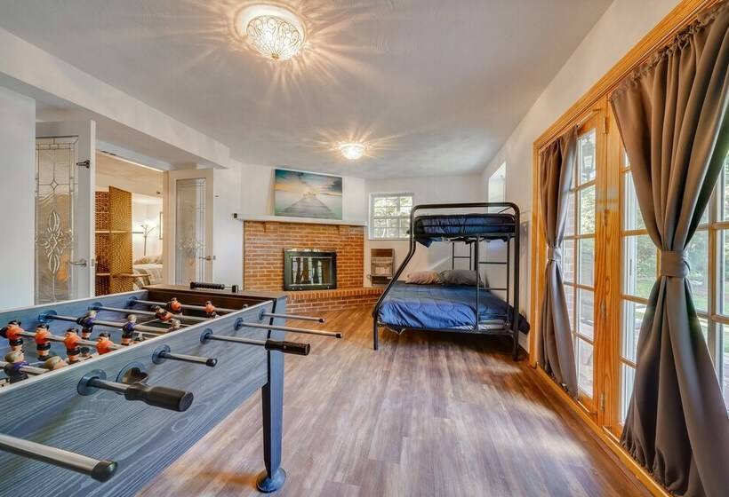 Lower Level Pittsburgh Retreat: Hot Tub + Grill!