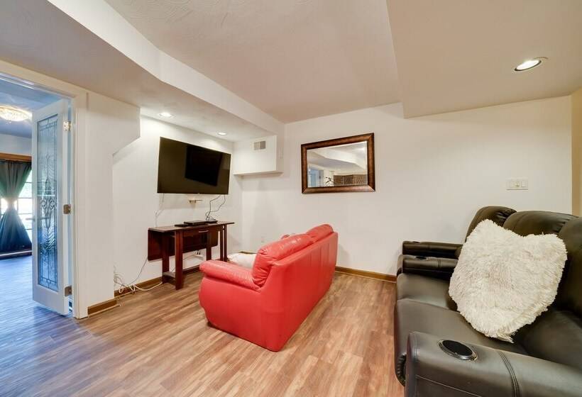 Lower Level Pittsburgh Retreat: Hot Tub + Grill!