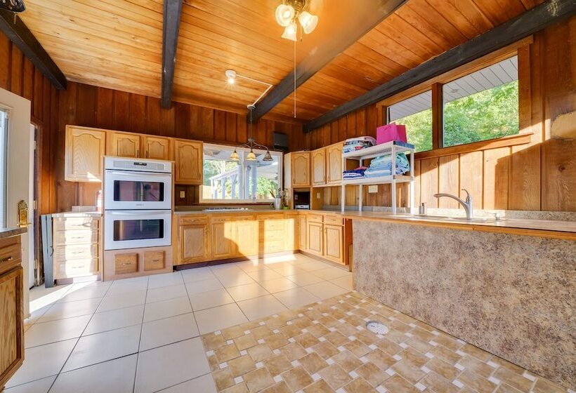 Lower Level Pittsburgh Retreat: Hot Tub + Grill!