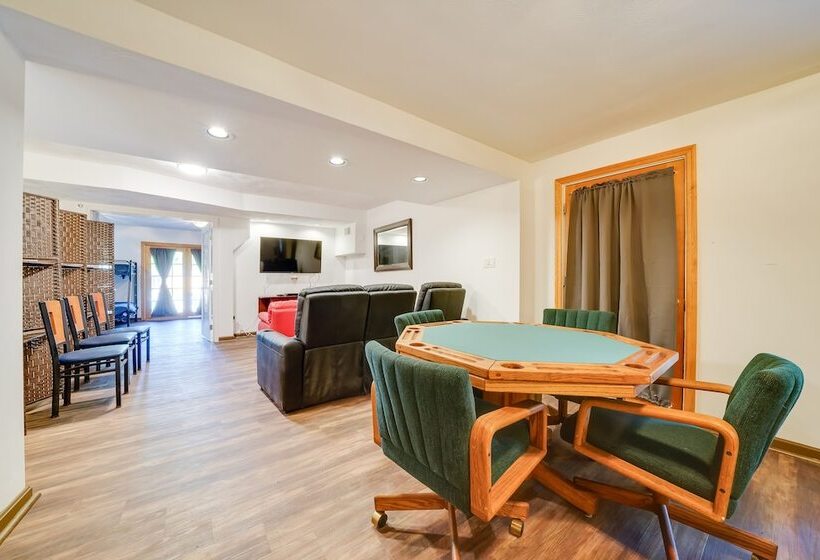 Lower Level Pittsburgh Retreat: Hot Tub + Grill!