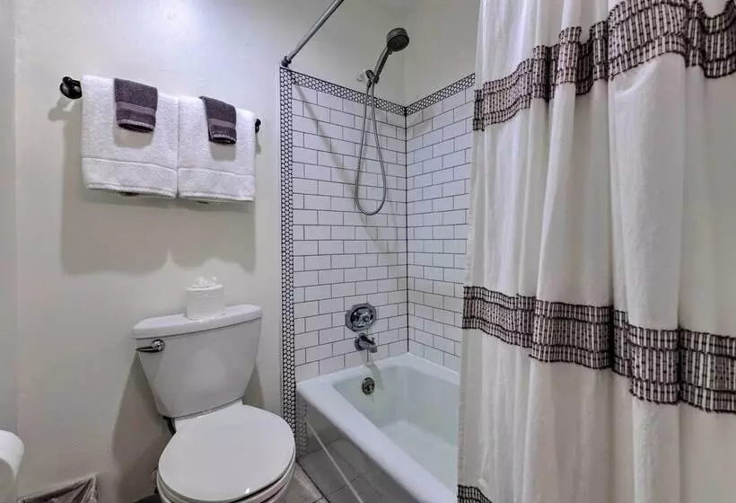 Modern Coastal Bungalow W/ Yard ~ Walk To Beach!