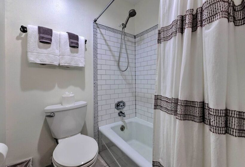 Modern Coastal Bungalow W/ Yard ~ Walk To Beach!