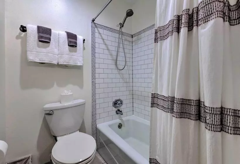 Modern Coastal Bungalow W/ Yard ~ Walk To Beach!