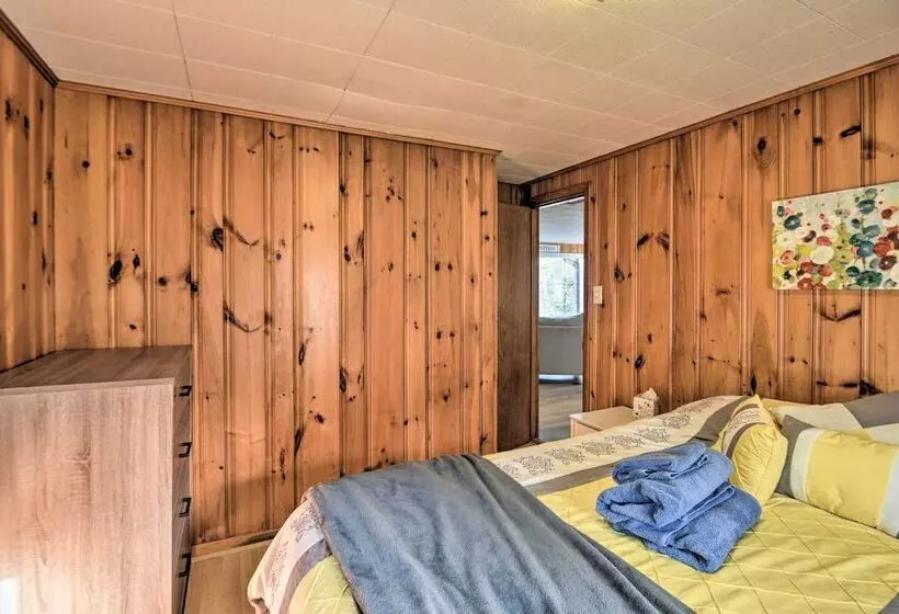 Updated Bristol Lakehouse W/ Kayaks & Beach Access