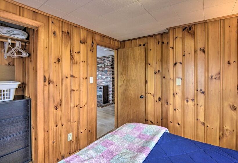 Updated Bristol Lakehouse W/ Kayaks & Beach Access