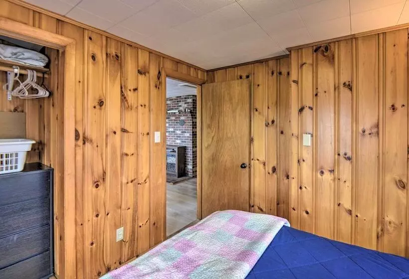 Updated Bristol Lakehouse W/ Kayaks & Beach Access