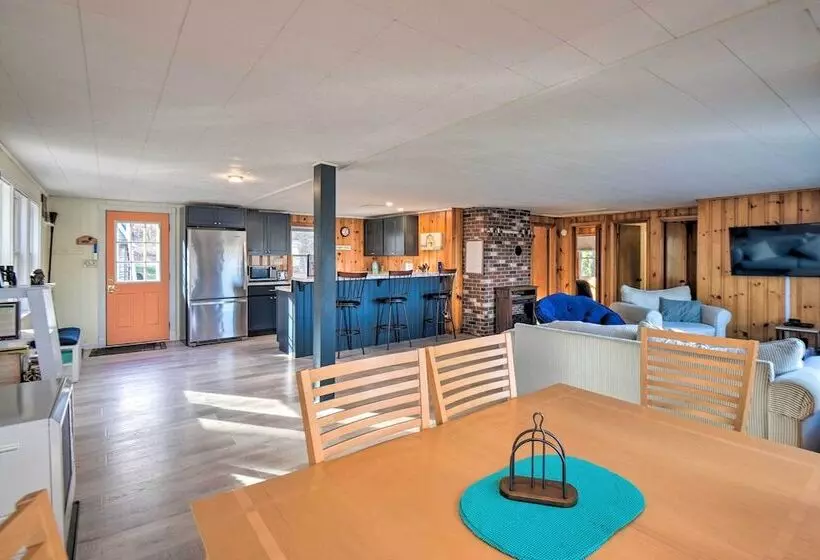 Updated Bristol Lakehouse W/ Kayaks & Beach Access