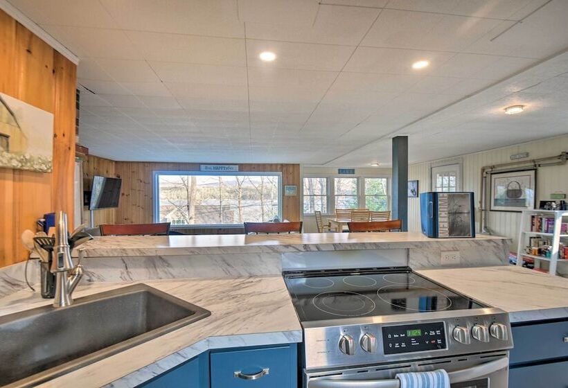 Updated Bristol Lakehouse W/ Kayaks & Beach Access