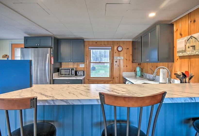 Updated Bristol Lakehouse W/ Kayaks & Beach Access