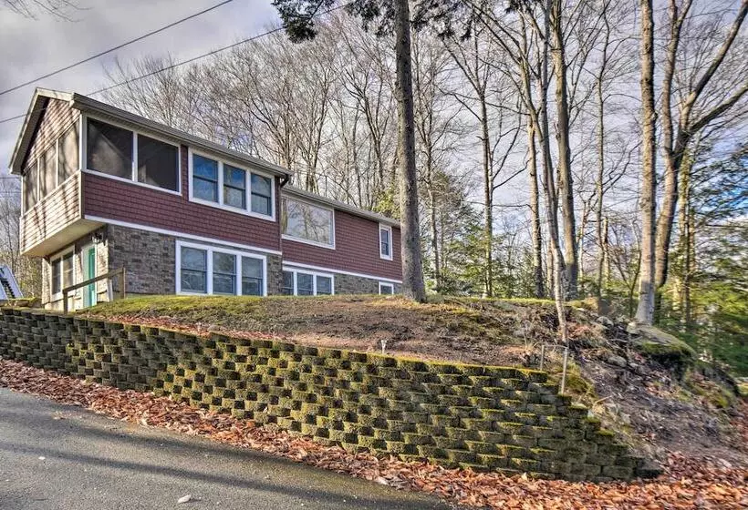 Updated Bristol Lakehouse W/ Kayaks & Beach Access