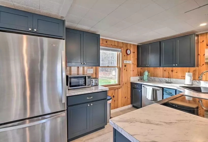 Updated Bristol Lakehouse W/ Kayaks & Beach Access