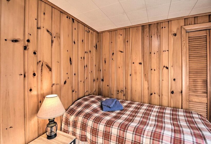 Updated Bristol Lakehouse W/ Kayaks & Beach Access