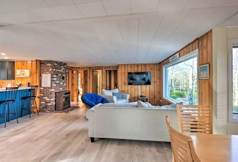 Updated Bristol Lakehouse W/ Kayaks & Beach Access