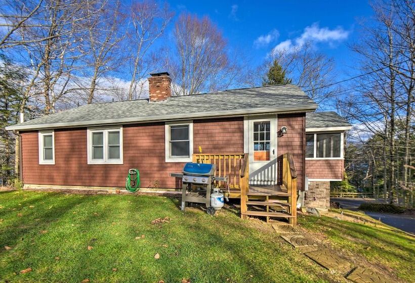 Updated Bristol Lakehouse W/ Kayaks & Beach Access